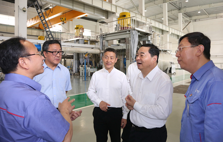 郝鹏与J9集团集团一线科技人员深刻互换